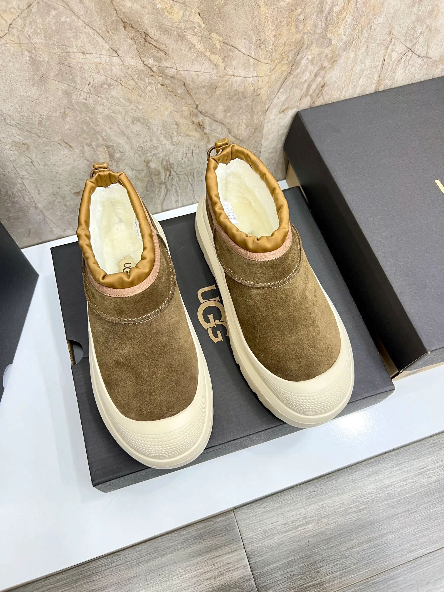 Men's men's shoes💰: 💰540💰Couple model👫 UGG Tasman Weather Hybrid one-second snow boots👢 Wang Yibo's same 👏 classic Tasman shoe is designed with environmentally friendly waterproof and snowproof material, which is both fashionable and functional. At the same time, it is paired with the new UGG Keen furry color-blocked jacket. Bright orange and maroon collide to create a new light outdoor style and open up a new travel experience in early autumn! Using the best materials, the 17mm fur-integrated surface is warmer and more breathable, and the outsole is upgraded to a lightweight and wear-resistant light wing technology outsole! Size: Women’s size 35-40 / Men’s size 38–44 (45 customized) Official website color